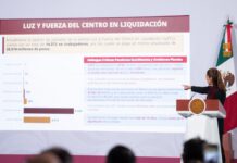 Sheinbaum impulsa reforma al 127 para reducir pensiones millonarias en paraestatales El Gobierno Federal presentó este miércoles un diagnóstico sobre las pensiones más altas que actualmente se pagan a exaltos mandos de confianza en empresas públicas, organismos descentralizados y banca de desarrollo, y anunció el envío de una reforma constitucional al artículo 127 para establecer un tope equivalente al 50 por ciento del salario de la persona titular del Ejecutivo Federal. Durante la conferencia matutina, la secretaria Anticorrupción y Buen Gobierno, Raquel Buenrostro Sánchez, detalló que existen casos de pensiones que superan ampliamente los promedios nacionales e incluso las percepciones de la Presidenta Claudia Sheinbaum Pardo. Pensiones en Luz y Fuerza del Centro En la extinta Luz y Fuerza del Centro se reporta un padrón de poco más de 14 mil extrabajadores jubilados, con un costo anual de 28 mil millones de pesos. De ese total, 9 mil 457, es decir el 67 por ciento, reciben pensiones que van de 100 mil a un millón de pesos mensuales, y se documentó al menos un caso que supera el millón de pesos al mes. A ello se suma un subsidio parcial al Impuesto Sobre la Renta que representa 2 mil 400 millones de pesos adicionales al año. Según lo expuesto, estas pensiones llegan a ser hasta 140 veces superiores al promedio nacional, que ronda entre 6 mil 600 y 8 mil 400 pesos mensuales en instituciones como IMSS e ISSSTE. Pemex: pensiones por encima del tabulador vigente En Petróleos Mexicanos hay poco más de 22 mil jubilados del régimen de confianza, con un gasto anual cercano a 25 mil millones de pesos. De ellos, 144 personas reciben montos superiores a los de la Presidenta, lo que implica mil 827 millones de pesos adicionales al año. Además, 618 casos superan el monto anual bruto asignado al director general, y mil 96 jubilados perciben más que el personal en activo bajo el tabulador vigente. En promedio, estas pensiones representan 39 veces el promedio nacional. La Presidenta subrayó que se trata exclusivamente de altos mandos de confianza y no de trabajadores sindicalizados ni de base. CFE y banca de desarrollo En la Comisión Federal de Electricidad se registran 54 mil jubilados del régimen de confianza, con un gasto anual cercano a 41 mil millones de pesos. De ese total, 2 mil 199 personas reciben montos superiores al salario presidencial, lo que representa casi 4 mil 500 millones de pesos adicionales al año. Asimismo, 45 mil 680 casos superan el promedio de pensiones del ISSSTE y 8 mil 157 exceden el promedio del IMSS. En la banca de desarrollo también se identificaron casos relevantes. En Nacional Financiera nueve personas superan el salario presidencial dentro de un padrón de casi mil 500 jubilados, con un costo anual de 643 millones de pesos. En Banco Nacional de Obras y Servicios Públicos son 19 los jubilados que perciben más que la titular del Ejecutivo, con un gasto anual de mil 29 millones de pesos. En Banco Nacional de Comercio Exterior se identificaron 22 casos similares dentro de un padrón de 966 personas jubiladas. Reforma al artículo 127: pensiones sin privilegios Ante este panorama, Sheinbaum anunció el envío al Senado de una iniciativa de reforma al artículo 127 de la Constitución Política de los Estados Unidos Mexicanos para establecer que las pensiones de exaltos mandos de confianza en paraestatales no podrán exceder el 50 por ciento de la remuneración de la persona titular del Ejecutivo Federal. La consejera jurídica del Ejecutivo Federal, Esthela Damián Peralta, explicó que la propuesta se basa en los principios de austeridad republicana, humanismo mexicano y responsabilidad financiera, y contempla como excepción las pensiones previstas en contratos colectivos o condiciones generales de trabajo, por lo que no afectará a trabajadores sindicalizados o de base. La Presidenta aclaró que la reforma no modificará lo ya devengado, pero que, una vez aprobada por el Congreso, los pagos futuros deberán ajustarse al nuevo límite constitucional. “Estamos hablando de altos mandos que pudieron haber trabajado uno o dos años como directores y hoy reciben hasta un millón de pesos mensuales de pensión. Eso ya no puede seguir ocurriendo en un gobierno que busca eliminar privilegios”, afirmó. La iniciativa será discutida en el Congreso como reforma constitucional.