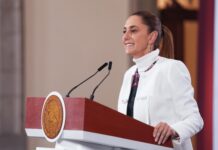 Sheinbaum respalda diversificación accionaria de Banamex tras nueva venta de Citi La presidenta de México, Claudia Sheinbaum Pardo, consideró favorable que la propiedad de Banamex se distribuya entre distintos inversionistas, luego de que Citigroup concretara la venta de un 24 por ciento adicional de las acciones del banco. Durante su conferencia matutina, la mandataria fue cuestionada sobre la operación anunciada por Citi y sostuvo que la colocación en pequeños porcentajes a diversos compradores —mexicanos e internacionales— es preferible a la concentración en un solo accionista. “Las vende con un pequeño porcentaje a distintas personas, algunos son mexicanos, otros son fondos internacionales, fondos globales. Creo que es mejor que haya esta división en distintos accionistas a que solo sea un accionista, creo que es mejor”, expresó. Sheinbaum añadió que, tras el anuncio formal, el proceso deberá seguir su curso: “Pero, bueno, lo anunció y ya tiene que ocurrir ¿no?”. Los detalles de la operación El lunes, Citigroup Inc. informó que alcanzó acuerdos con una serie de inversionistas institucionales que adquirirán en conjunto el 24% del Banco Nacional de México (Banamex), sin que ninguna de las participaciones rebase el 4.9% del capital. La transacción contempla la venta de 499 millones de acciones ordinarias por un monto total de 43 mil millones de pesos (alrededor de 2,500 millones de dólares). El precio implica un valor en libros de 0.85 veces y un valor tangible en libros de 1.01 veces, bajo criterios contables mexicanos. Las operaciones están sujetas a condiciones habituales de cierre, entre ellas la autorización del regulador antimonopolio en México, y se prevé que concluyan en 2026. Citi indicó además que no anticipa ventas adicionales ese año, lo que —señaló— permitirá a los actuales inversionistas impulsar la creación de valor. Entre los compradores figuran fondos e inversionistas institucionales como General Atlantic —en lo que representa su mayor inversión de capital de crecimiento en México—, Afore SURA (de SURA Asset Management, Colombia), Banco BTG Pactual, Chubb, así como fondos gestionados por Blackstone, Liberty Strategic Capital y Qatar Investment Authority. Citi dejó fuera del listado a los copresidentes ejecutivos de Grupo Televisa, Bernardo Gómez Martínez y Alfonso de Angoitia Noriega, quienes habían sido mencionados en información preliminar. Ernesto Torres Cantú, director de Citi Internacional, afirmó que la participación de estos inversionistas representa un respaldo a la estrategia de largo plazo de Banamex y a sus perspectivas de crecimiento, en preparación para una eventual oferta pública inicial (OPI). El factor Chico Pardo La nueva desinversión se suma al cierre exitoso de la venta del 25% de Banamex al empresario mexicano Fernando Chico Pardo, actual presidente del Consejo de Administración de Grupo Financiero Banamex y su mayor accionista privado individual. Citi señaló que Chico Pardo participó activamente en el proceso de selección de los nuevos inversionistas y que estará involucrado en su integración como accionistas minoritarios. Con el cierre de estas operaciones, 49% de las acciones de Banamex quedarán en manos de nuevos inversionistas, encabezados por el empresario mexicano. La institución estadounidense sostuvo que estas transacciones reflejan confianza en la estrategia y el liderazgo directivo de Banamex para consolidarse como un grupo financiero centrado en el cliente y pilar del desarrollo en México. Finalmente, Citi precisó que cualquier decisión sobre el momento y la estructura de la OPI propuesta, así como eventuales ventas privadas adicionales, dependerá de factores financieros, condiciones de mercado y autorizaciones regulatorias. La desinversión de Banamex forma parte de la estrategia global anunciada por Citigroup en enero de 2022 para salir de diversos negocios de consumo internacionales, proceso que —según la institución— está cerca de completarse.