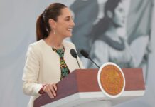 México avanza en participación política de mujeres, pero debe cerrar brecha en banca y empresas: Sheinbaum La presidenta de México, Claudia Sheinbaum, afirmó que si bien el país es referente internacional en participación política de las mujeres, aún persisten rezagos importantes en sectores clave como el financiero y el empresarial, donde la presencia femenina en puestos de alta dirección sigue siendo limitada. Durante su conferencia en Cancún, en el marco de la 89 Convención Bancaria, la mandataria subrayó que México ocupa el primer lugar entre los países de la Organización para la Cooperación y el Desarrollo Económicos (OCDE) en participación de mujeres en parlamentos, con un 50%, muy por encima del promedio de 34% del organismo. “México es el único país que tiene regulado que es el 50 por ciento”, destacó, al referirse a la paridad en el Congreso tanto a nivel federal como en las entidades federativas. No obstante, contrastó este avance con la realidad en el sector económico. “Hay muy pocas mujeres directoras de bancos. Y, en general, en el sector empresarial también hay pocas mujeres que son directoras de empresas”, advirtió. Participación económica y sistema de cuidados A pregunta expresa de la revista Fortuna, Sheinbaum enfatizó que uno de los principales retos es incrementar la participación de las mujeres en la población económicamente activa, lo cual —dijo— está estrechamente ligado a la consolidación de un sistema de cuidados. “Para ello, tiene que haber un sistema de cuidados que permita que las mujeres puedan dejar a sus hijos bien cuidados para poder trabajar, si así lo desean”, explicó. Añadió que una mayor inclusión femenina en la economía no solo responde a un principio de igualdad, sino que tiene efectos positivos en el desarrollo del país, al ampliar el talento disponible y fortalecer la toma de decisiones en distintos sectores. Referentes femeninos en liderazgo En su respuesta, la presidenta mencionó a mujeres que hoy ocupan posiciones relevantes en el ámbito económico y financiero, como Altagracia Gómez, empresaria que —dijo— es ampliamente reconocida, y Guadalupe Phillips, directora general de ICA, a quien calificó como “una excelente” líder. Asimismo, hizo referencia a una directiva del sector bancario —sin recordar su nombre en ese momento— vinculada a Banco Multiva, destacando su desempeño como ejemplo del talento femenino en la industria. También subrayó como un avance significativo el hecho de que México cuente con la primera mujer al frente del Banco de México, Victoria Rodríguez Ceja. Más mujeres, mayor estabilidad En línea con lo señalado previamente en la Convención Bancaria, la mandataria retomó que diversos estudios han demostrado que una mayor participación de las mujeres contribuye a aumentar la confiabilidad y estabilidad del sistema financiero. En ese sentido, destacó la importancia de reconocer públicamente el talento femenino como una herramienta para impulsar su inclusión en espacios de liderazgo. “Ayer se premiaron a tres mujeres. Por primera vez se otorgaron los premios de la Asociación de Bancos de México a mujeres destacadas”, señaló. Avances en otros sectores La presidenta también apuntó que, aunque existen áreas con rezagos, en otros sectores se ha registrado un crecimiento sostenido de la participación femenina. Mencionó, por ejemplo, el avance de mujeres en las Fuerzas Armadas —impulsado por las actuales autoridades—, así como en cuerpos policiales, servicios de emergencia como los bomberos, y profesiones científicas y técnicas. “En medicina también cada vez aumenta más la participación de las mujeres. Ingenieras, físicas, científicas”, enumeró. Mujeres sostienen la banca, pero falta liderazgo En este contexto, el presidente de la Asociación de Bancos de México (ABM), Emilio Romano, destacó que el 52% de quienes laboran en el sistema bancario mexicano son mujeres, es decir, más de la mitad del talento del sector. No obstante, advirtió que esta proporción cae a 30% en los niveles de alta dirección, lo que refleja una brecha persistente en los espacios de toma de decisiones. Romano señaló que, si bien en los últimos años se han incorporado más de 100 mujeres a puestos directivos, el reto sigue siendo avanzar hacia una mayor equidad en la cúpula del sistema financiero. La presidenta coincidió en que cerrar esta brecha es fundamental para el desarrollo económico del país, al tiempo que reiteró la necesidad de seguir impulsando la participación de las mujeres en todos los sectores productivos.